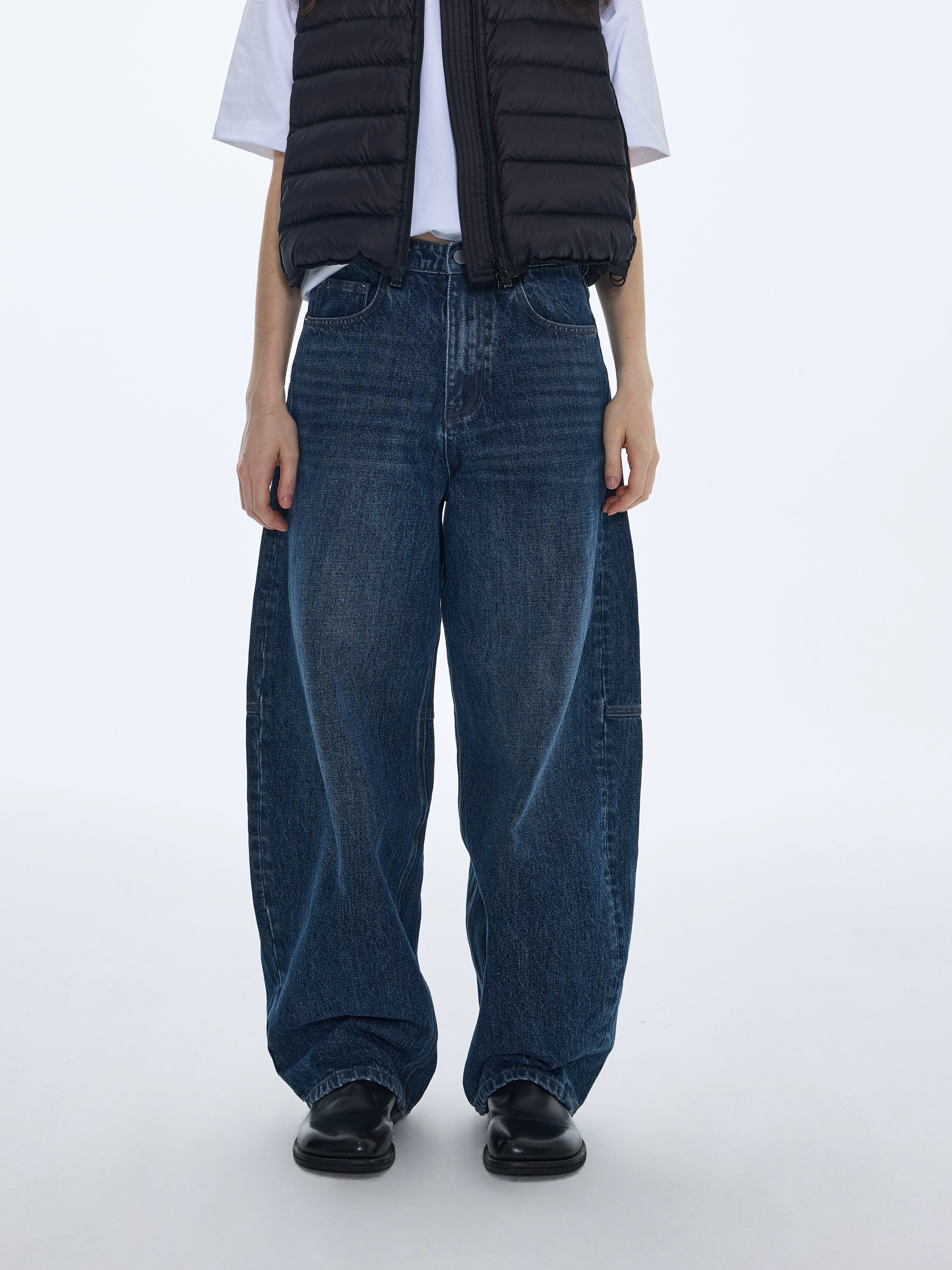 Vaqueros con textura de bambú y costuras curvas