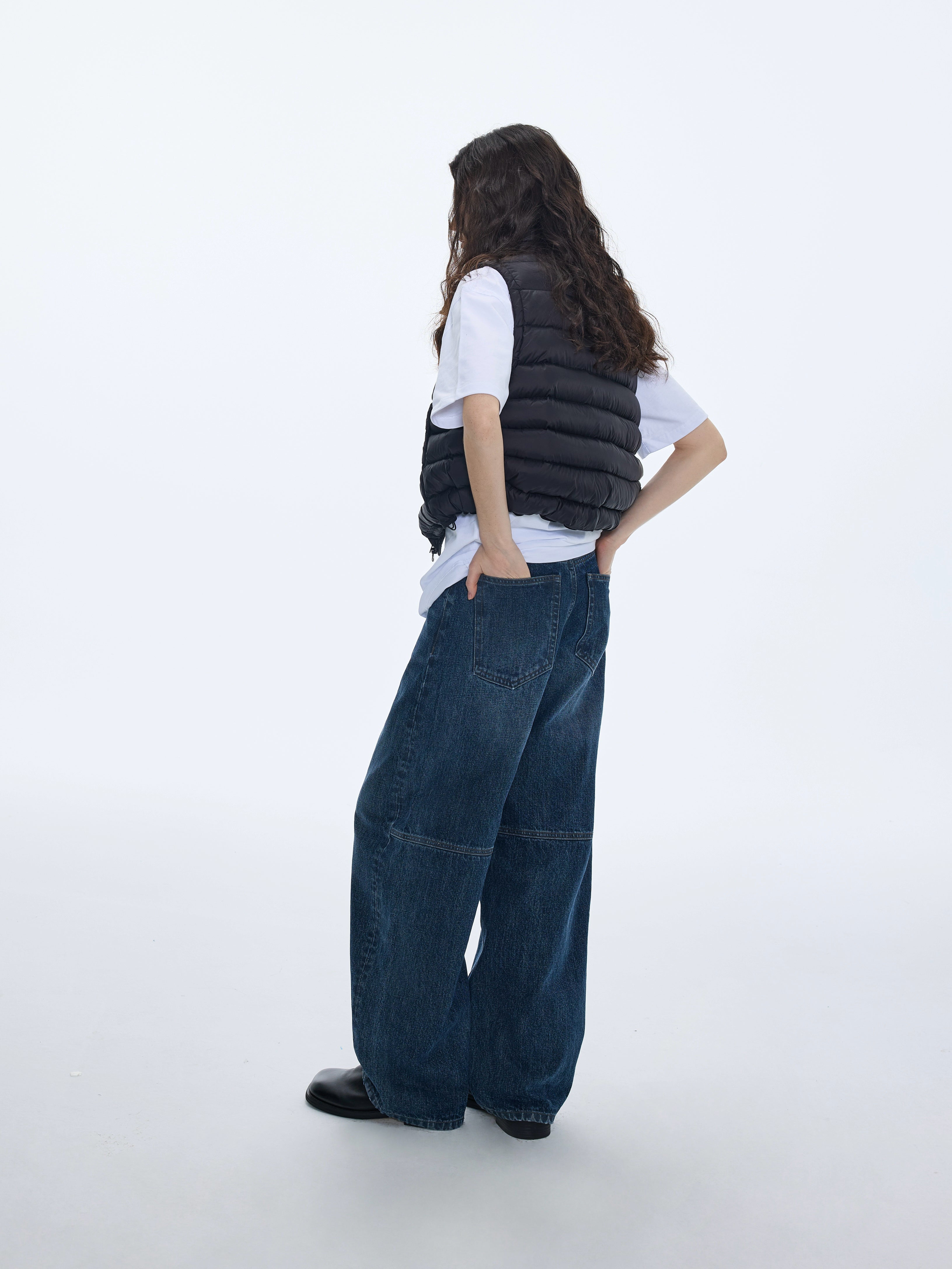 Vaqueros con textura de bambú y costuras curvas