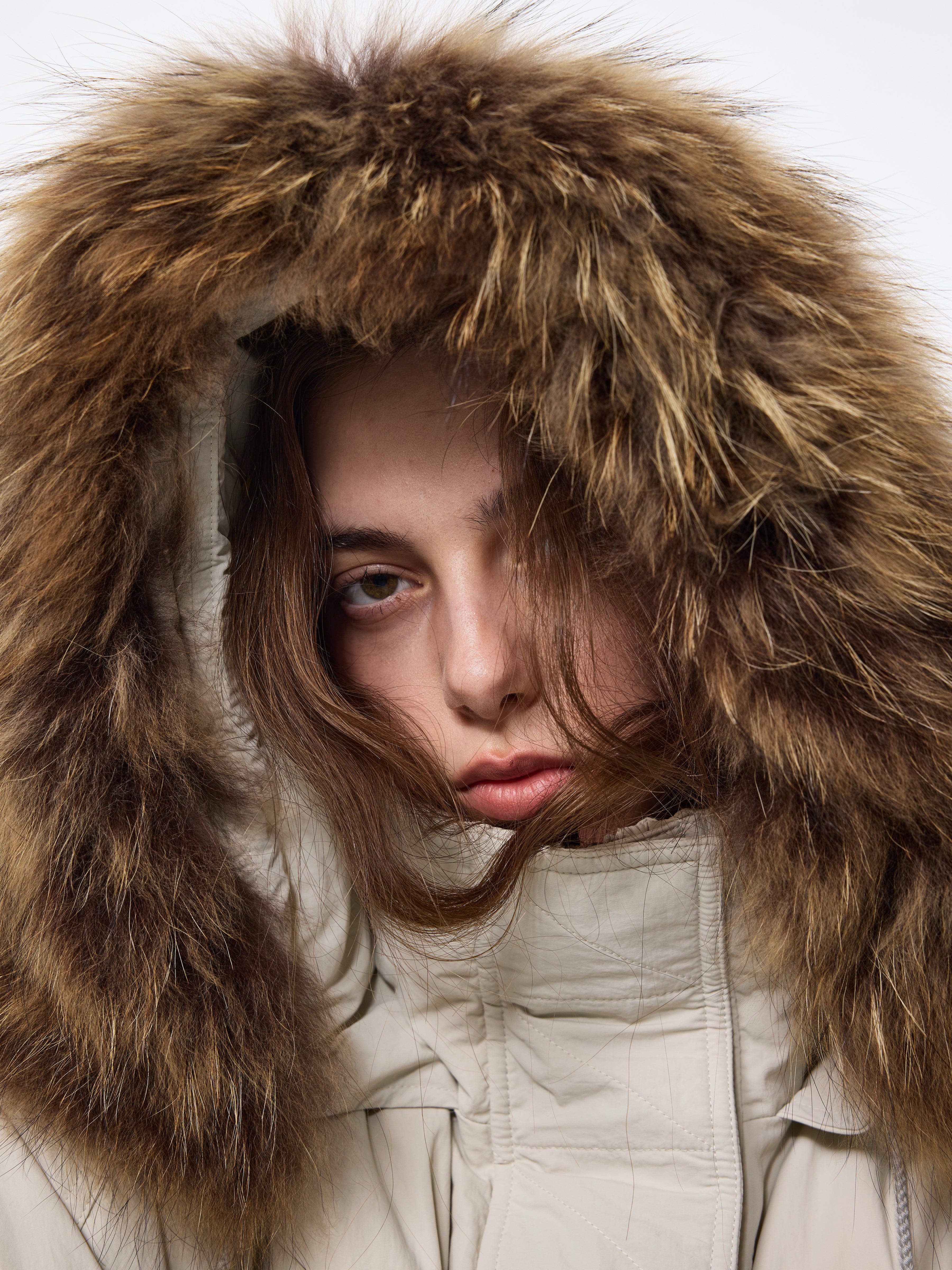 Doudoune à capuche bordée de fourrure de chien viverrin 